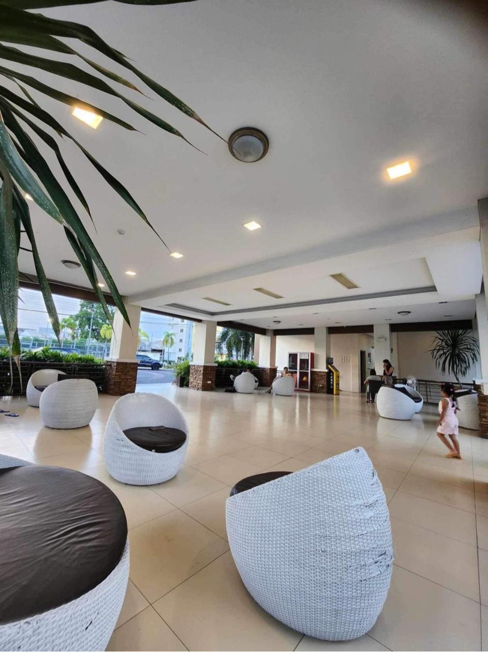 8 Spatial Condominium Davao City Dış mekan fotoğraf